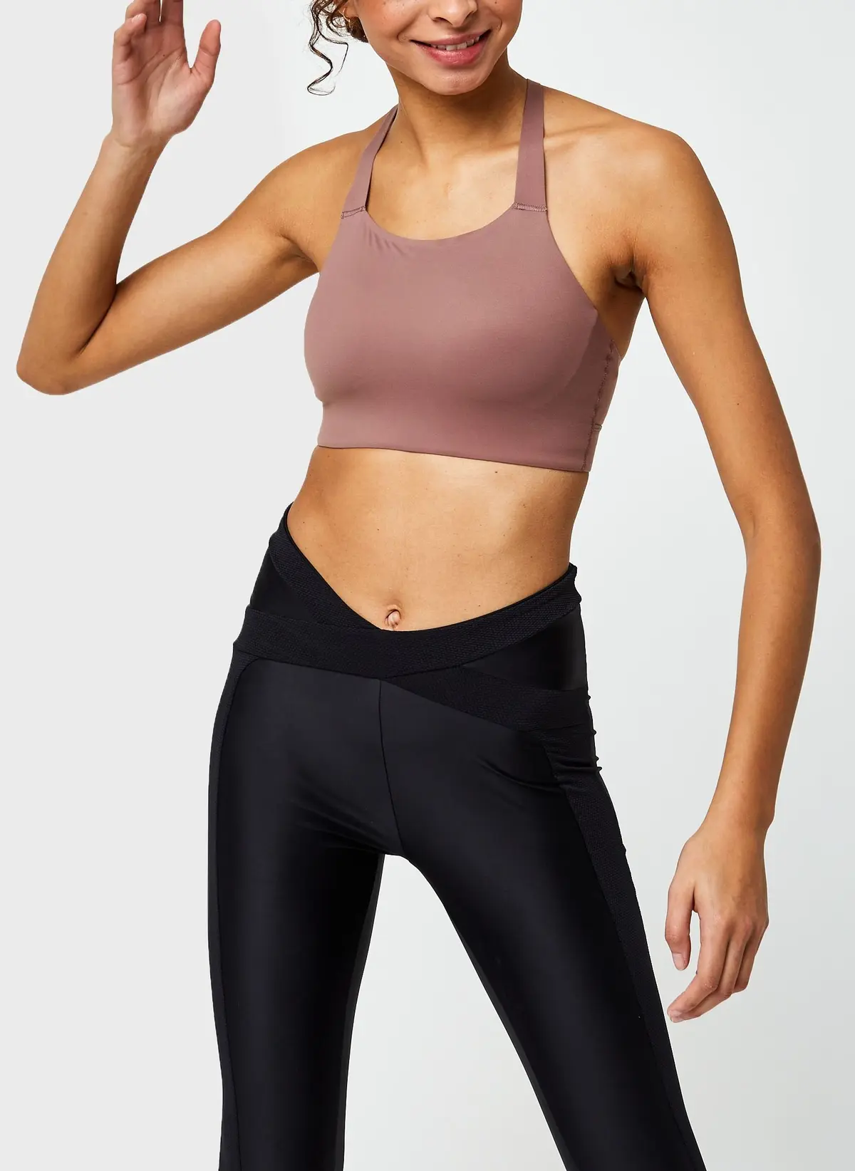 Спортивный топ женской Nike Swoosh Luxe