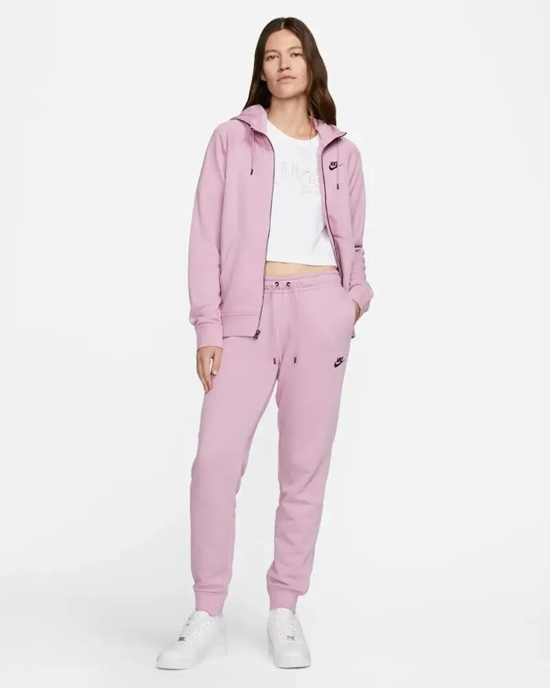 Спортивный костюм женской Nike Essential