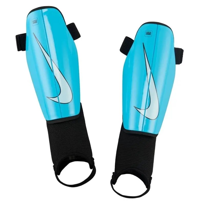 Футбольні щитки Nike Charge