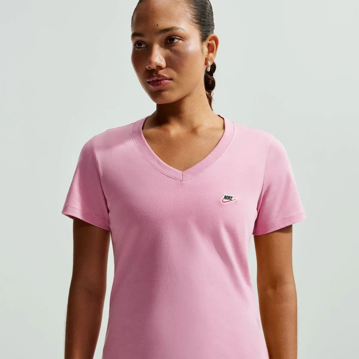 Футболка жіноча Nike Sportswear Club