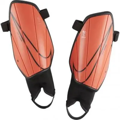 Футбольні щитки Nike Charge